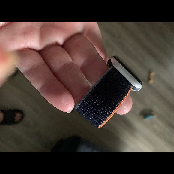 Apple smart band watch like new condition - Picture 2 of 3